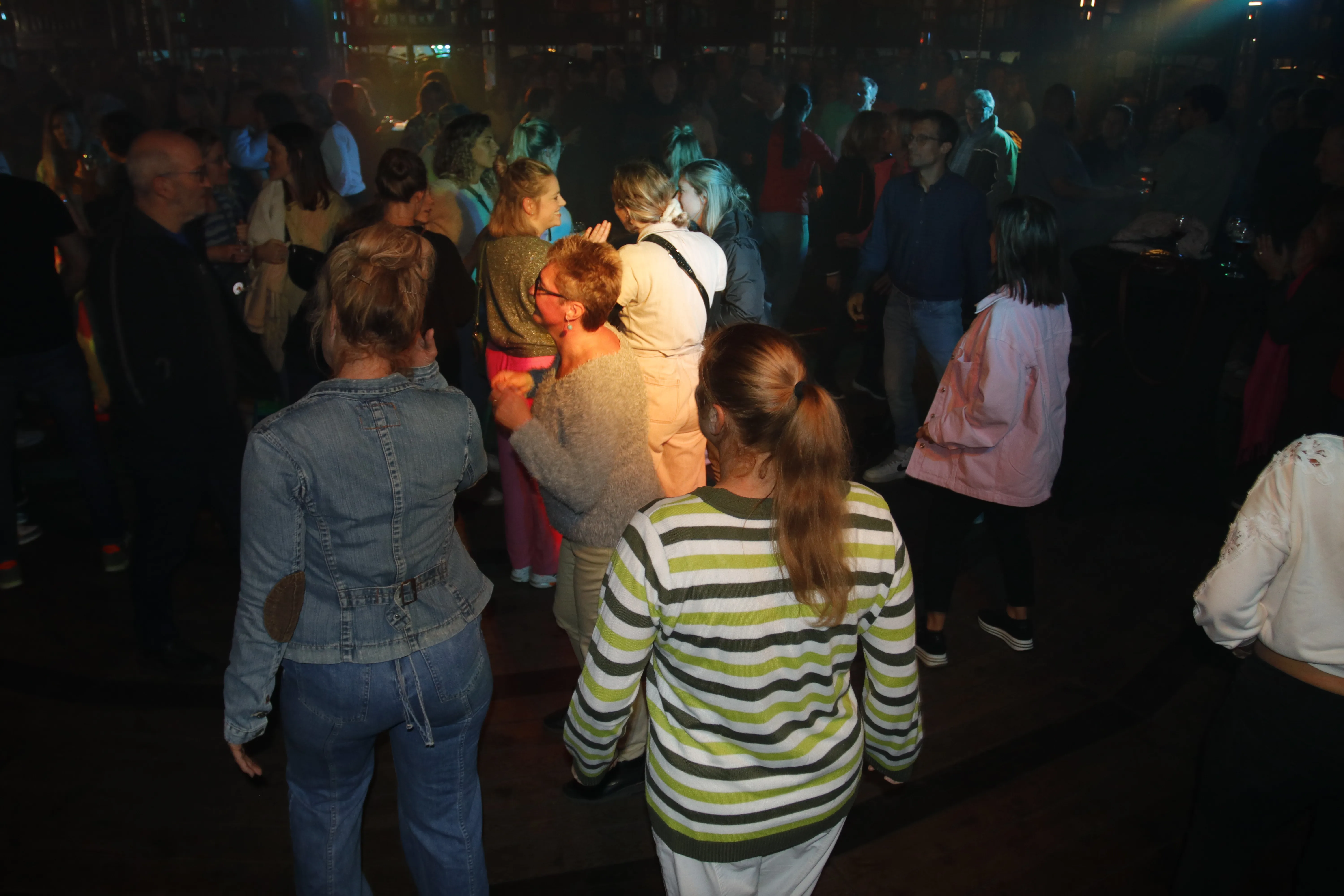 mensen aan het dansen op de jaarmarkt van Sint-Genesius-Rode